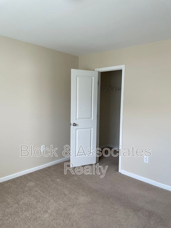 Building Photo - 547 Song Sparrow Ln