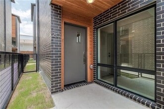 Building Photo - 2290 N Fitzhugh Ave