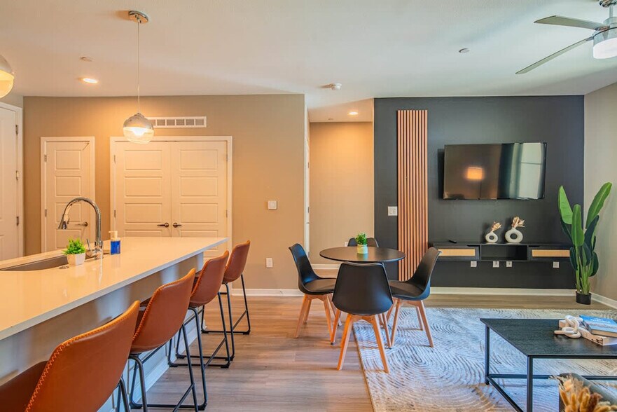 Building Photo - 730 E Marlette Ave