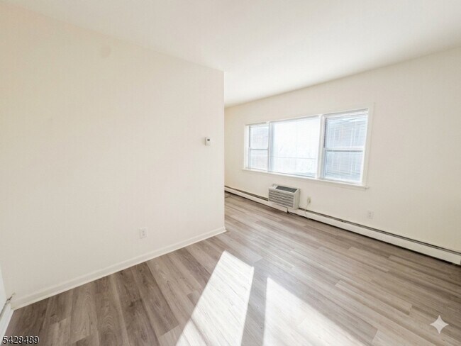 Building Photo - 325 1st St
