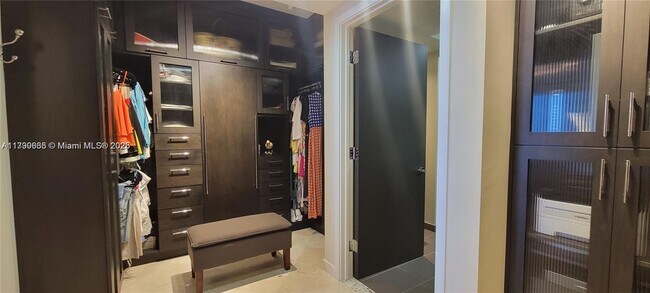 Building Photo - 1331 Brickell Bay Dr