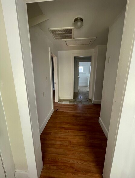 Building Photo - 208 Buckingham St