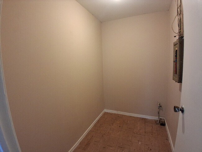 Building Photo - 908 Knollcrest Dr