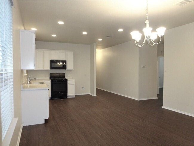 Building Photo - 100 Carlina Lp