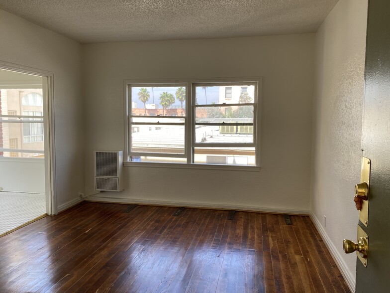 Bright and quiet - 545 S Hobart Blvd