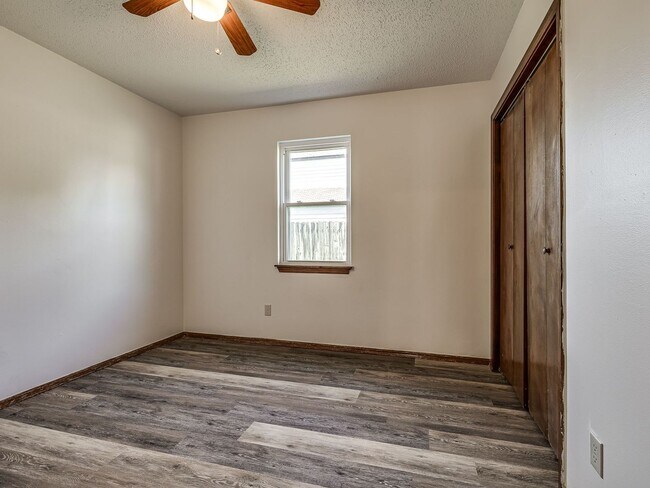Building Photo - Move in discount / $800 first month rent