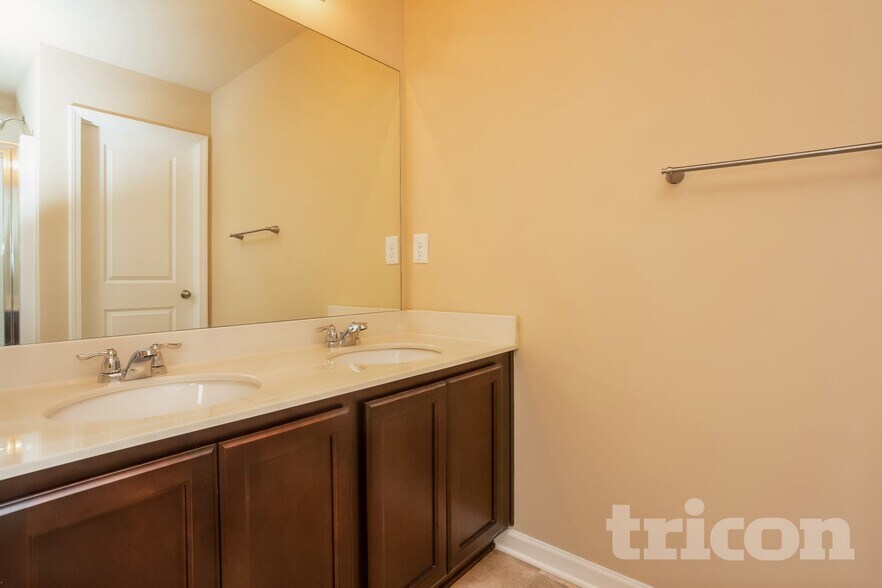 Building Photo - 216 Stillwood Dr