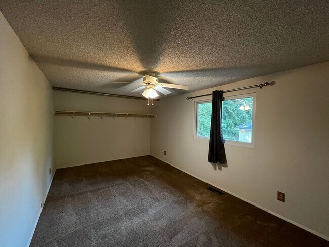 Building Photo - Excellent location at an affordable price!