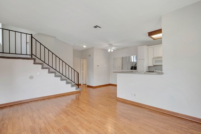 Building Photo - Thousand Oaks- Three Bedroom Condo