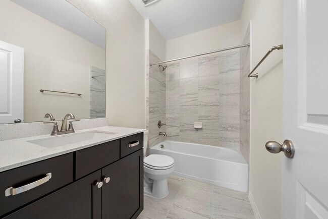 Building Photo - 9806 Oakwood Trl