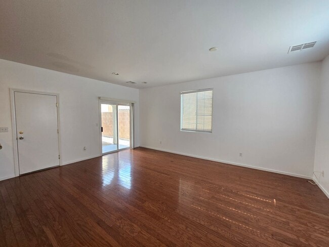 Building Photo - 3 Bedroom Updated Townhouse