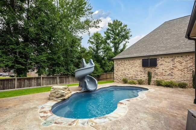 Building Photo - 1385 Belfair Dr