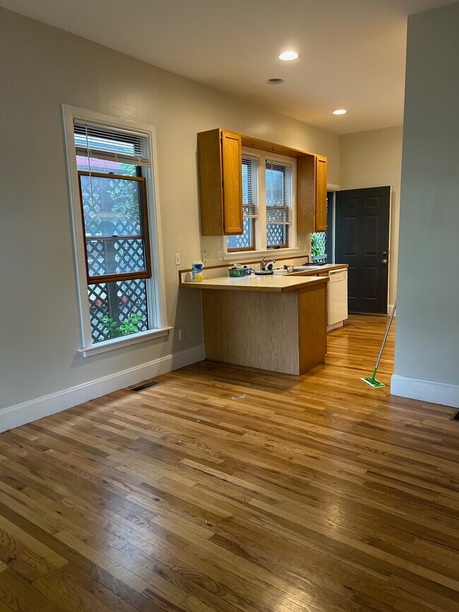 Dining area - 603 Mathews St