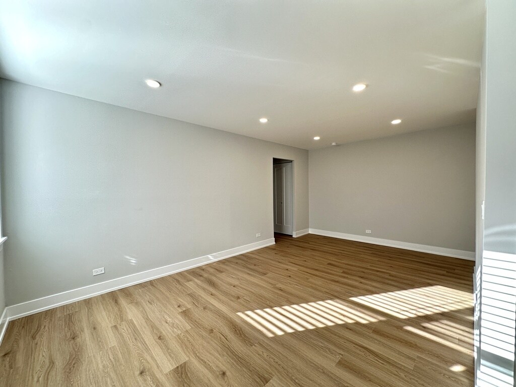 Building Photo - 535 W Aldine Ave