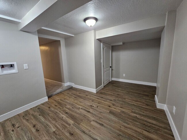 Building Photo - Updated 4 Bed Home with Large Yard