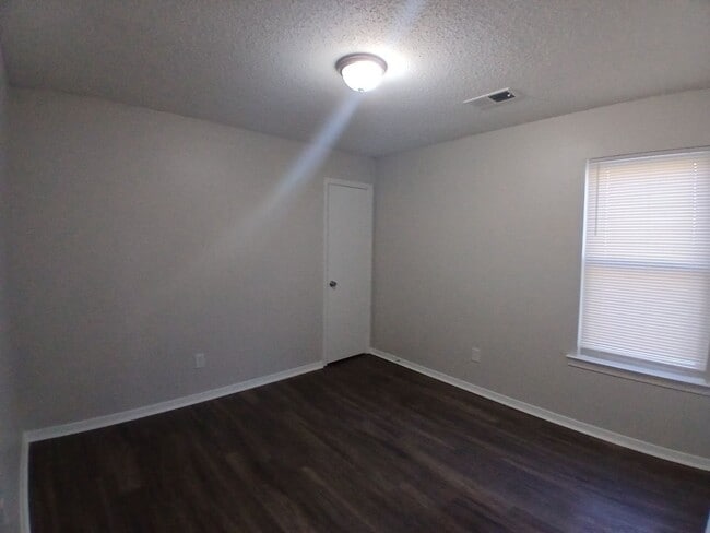 Building Photo - Spacious 3 Bedroom 2 Bath Duplex |  Open To Section 8