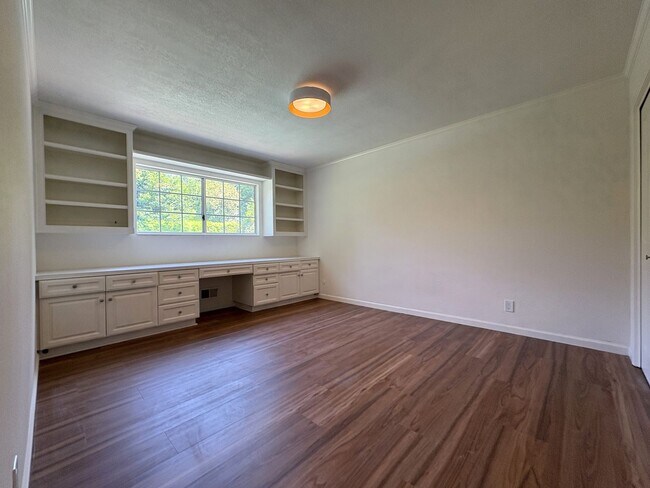 Building Photo - Stunning 4-Bedroom Home with Pool, Solar P...