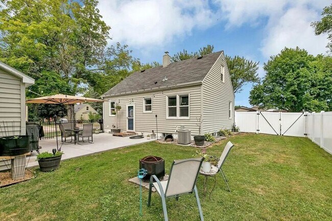 Building Photo - 401 7th Ave S