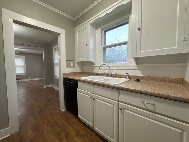 Building Photo - 4 Bed 2 Bath Home - HUGE BACKYARD