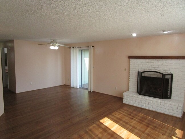Building Photo - 3 Bedroom, 2 Bathroom Home near Middle Sch...