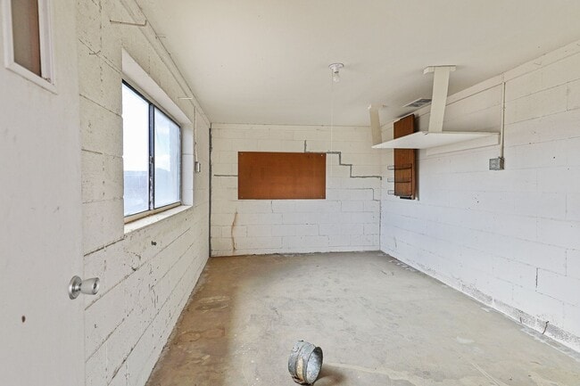 Building Photo - 3 Bedroom 2 Bath Conveniently Located House!