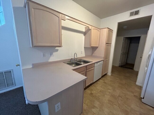 Building Photo - 3 Bed Townhome For Rent in Henderson!