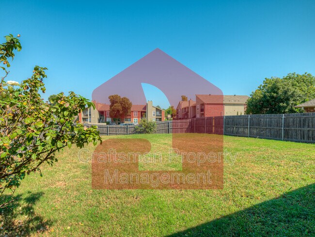 Building Photo - 2707 Silvertree Dr