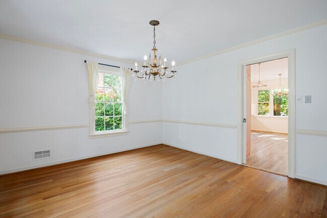 Building Photo - 2401 Scarsborough Dr