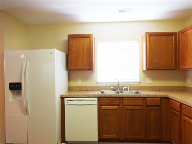 Building Photo - 106 Pine Ridge Drive