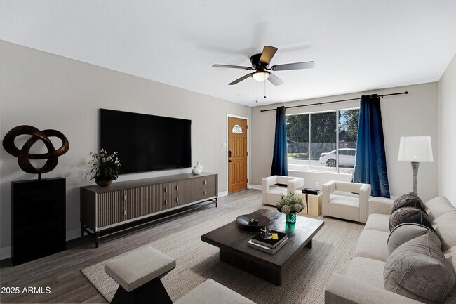 Building Photo - 110 W Del Rio Dr