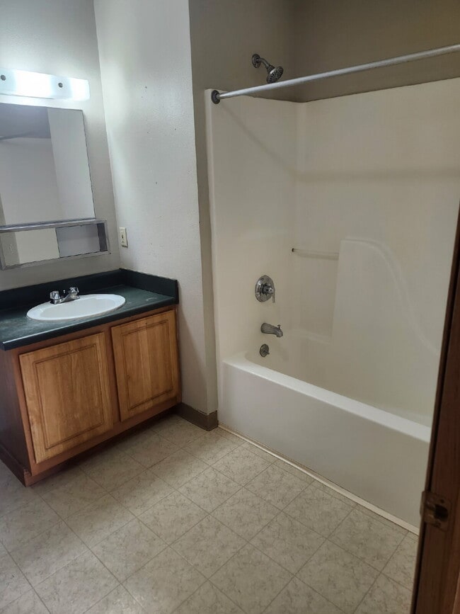 Building Photo - 1 Bedroom |1 Bathroom 1st Floor Unit in Oelwein Available in RIGHT NOW!