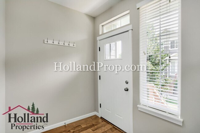 Building Photo - Modern Townhome with Dual Primary Suites & 2-Car Garage in Prime Beaverton Location