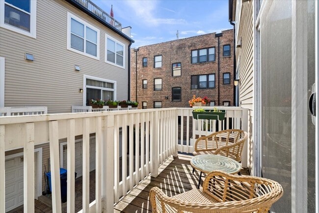 Building Photo - 4647 S Lake Park Ave