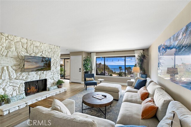 Building Photo - 320 Encino Ln