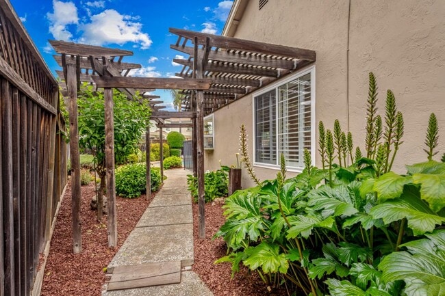 Building Photo - 464 Edelweiss Dr