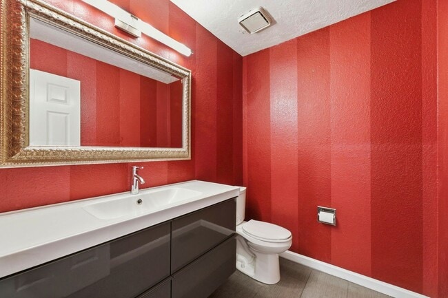 Building Photo - 2 Bedroom Townhome with Private Yard and 2 Car Garage in Santa Clara