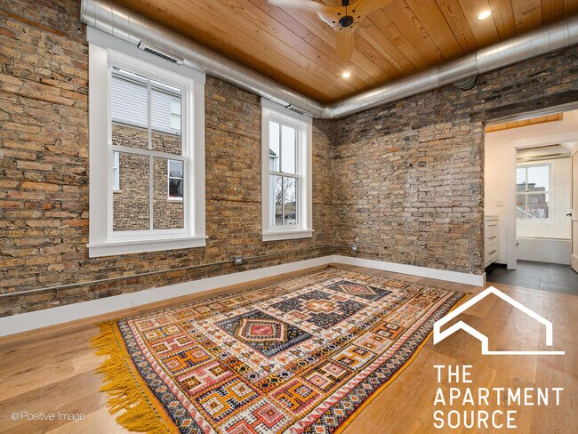 Building Photo - 2140 N Oakley Ave