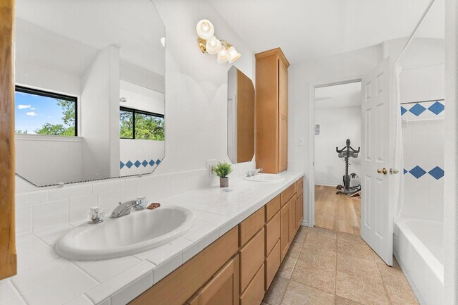 Building Photo - 800 Spur 191