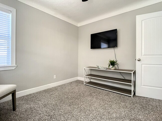 Building Photo - 762 S Beach St