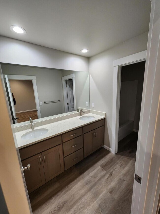 Building Photo - "Stunning 3-Bedroom Townhouse with attache...