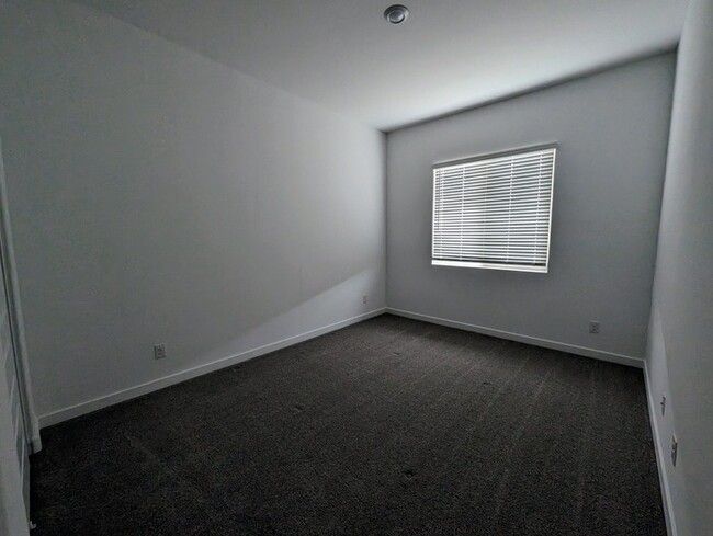 Building Photo - 16431 W Charlotte Dr
