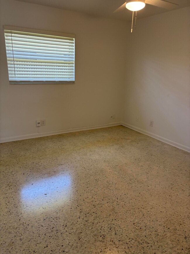 Building Photo - 751 Hummingbird Way