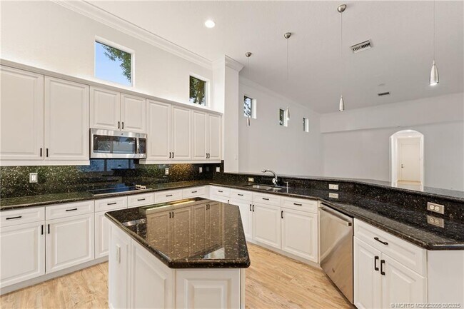 Building Photo - 872 SW Squire Johns Ln