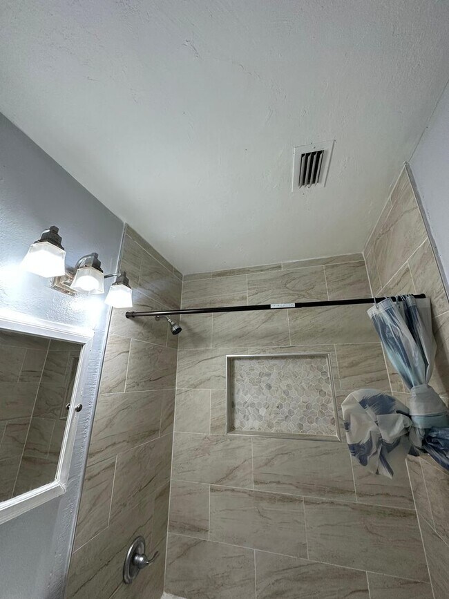 Building Photo - Fully Renovated 3/2 Available for Immediat...