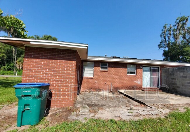 Building Photo - 227 SE Colburn Ave