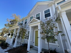 Building Photo - Charming 2 br townhome minutes from histor...