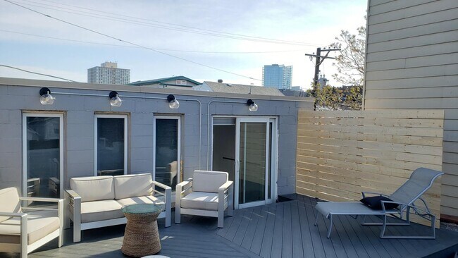 Building Photo - BEAUTIFUL 3BD/3BTH single family home for rent!