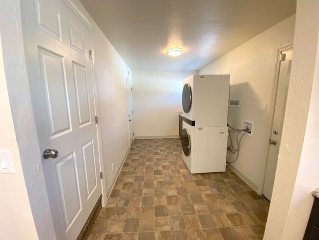 Building Photo - Like Brand New! - Single Story House in North Central Reno