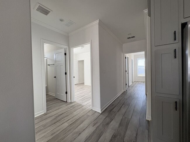 Building Photo - 142 Blue Beard Dr