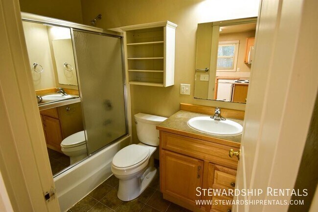 Building Photo - 2273 Hilyard St